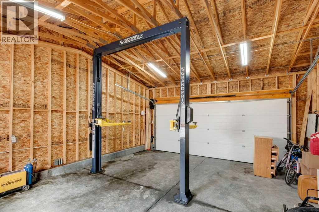 Property at 14 Everglen Manor SW image 3