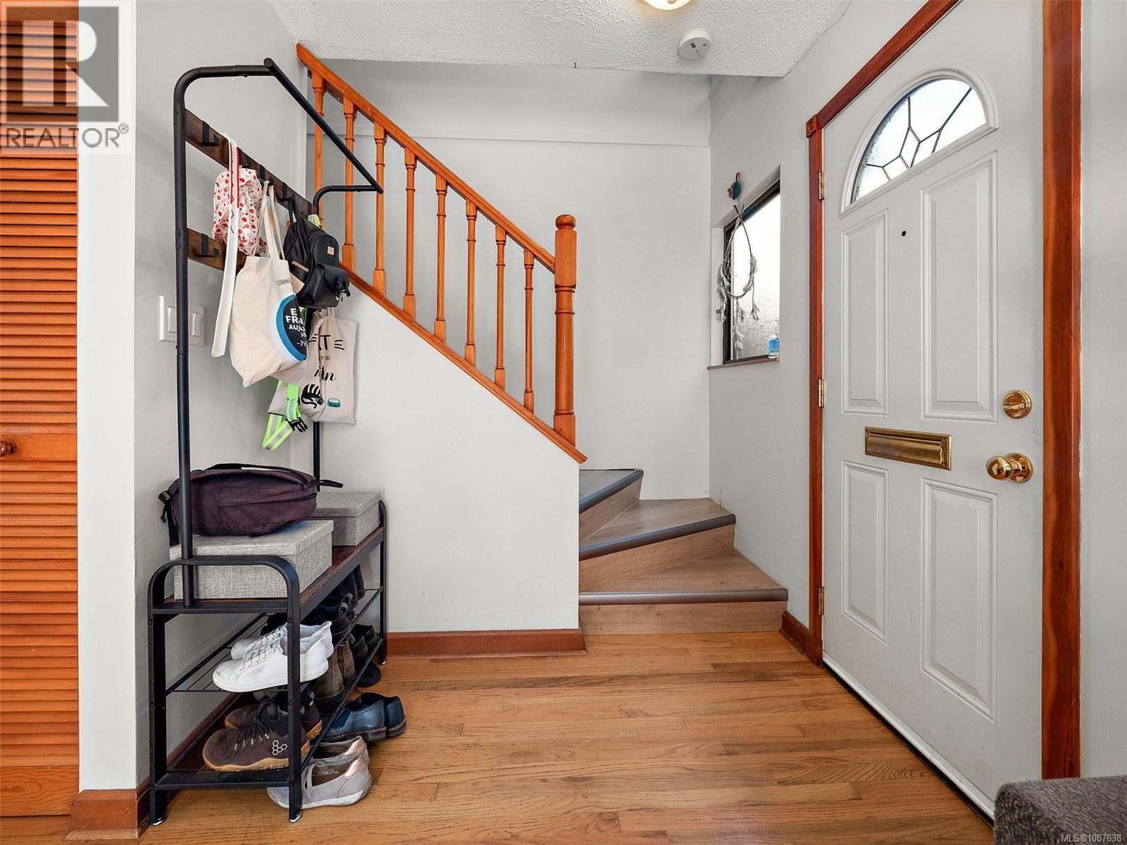 Property at 573 Crossandra Cres image 4