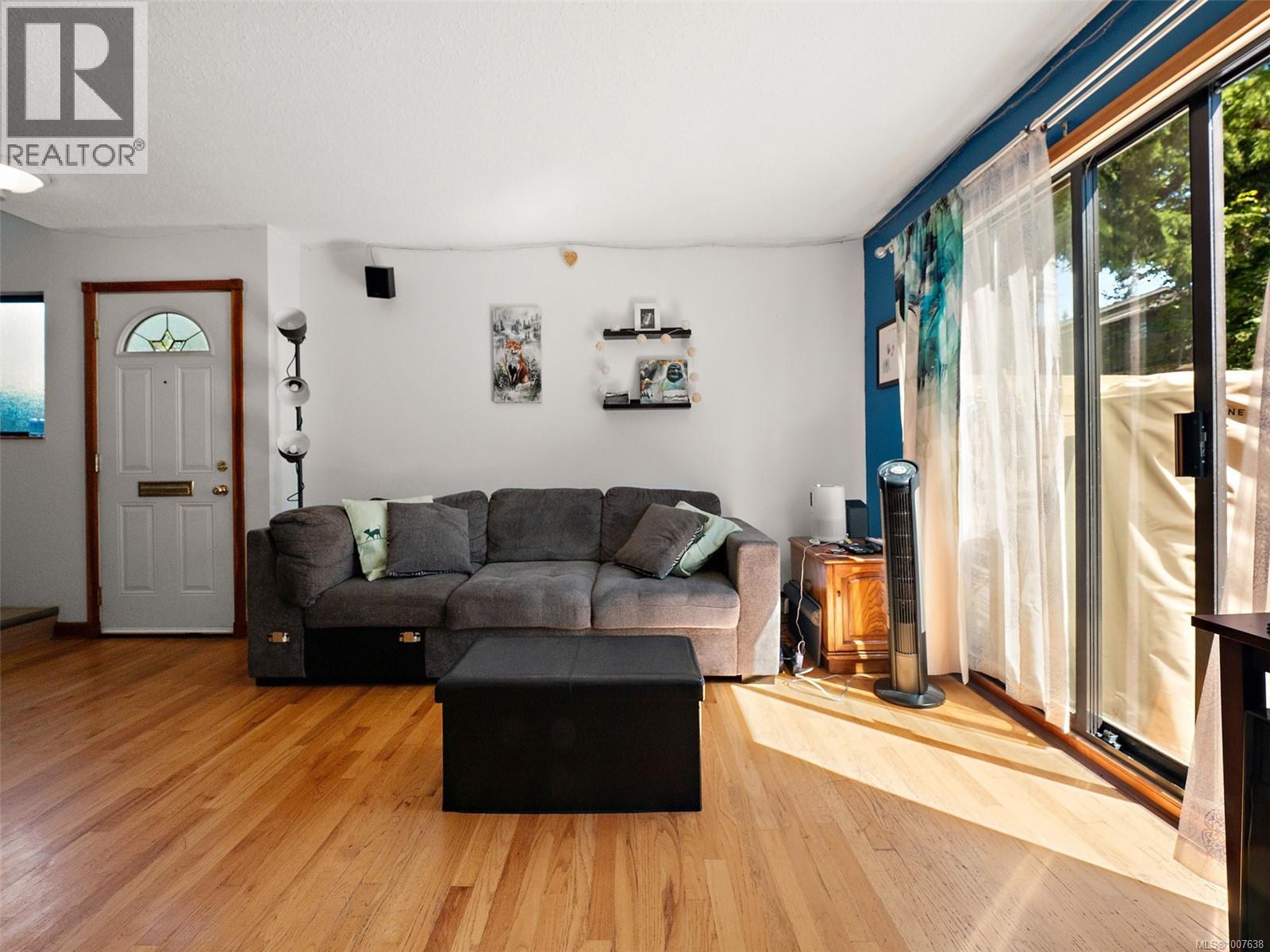 Property at 573 Crossandra Cres image 5