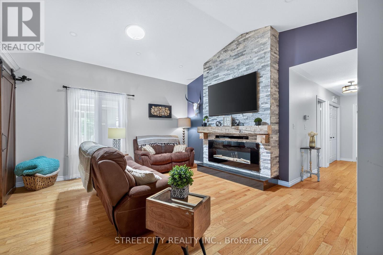 1163 Crumlin Side Road, London East, Ontario  N5V 1R6 - Photo 5 - X12348628