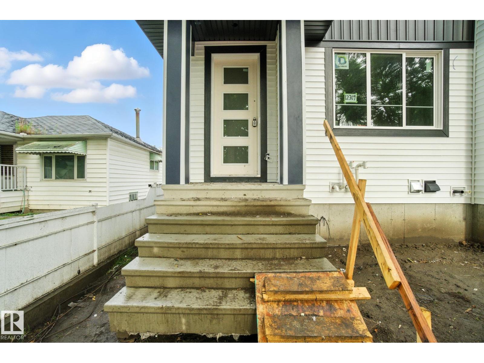 Property at 12307 91 ST NW image 3