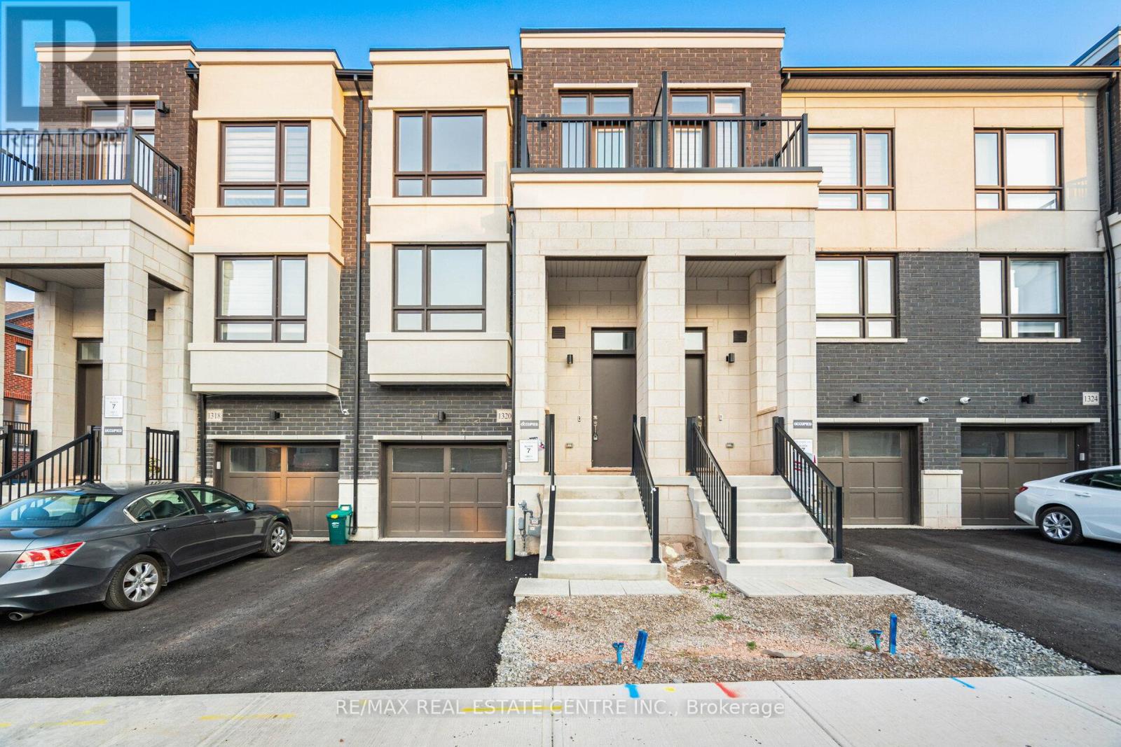 1320 KOBZAR DRIVE, Oakville, Ontario