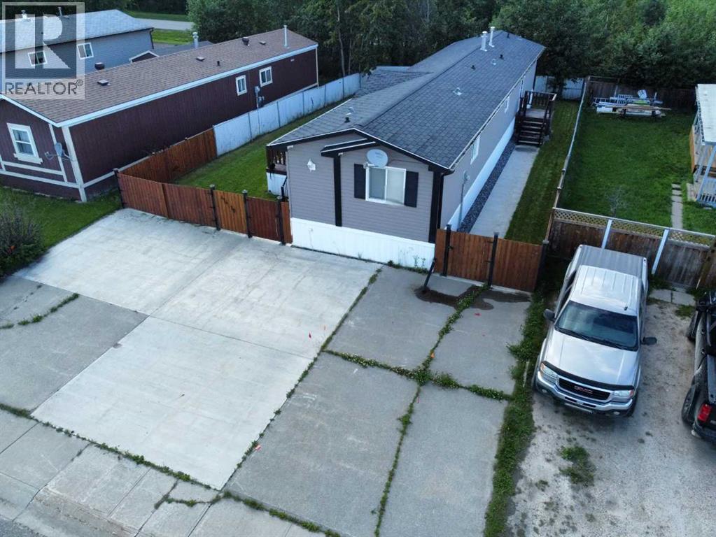 414 10 Street, Fox Creek, Alberta  T0H 1P0 - Photo 2 - A2238259