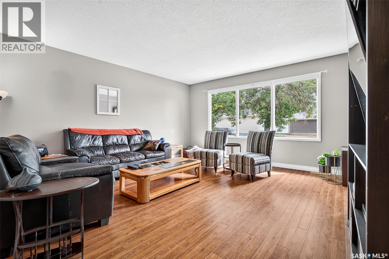 Property at 1345 Queen CRESCENT image 4