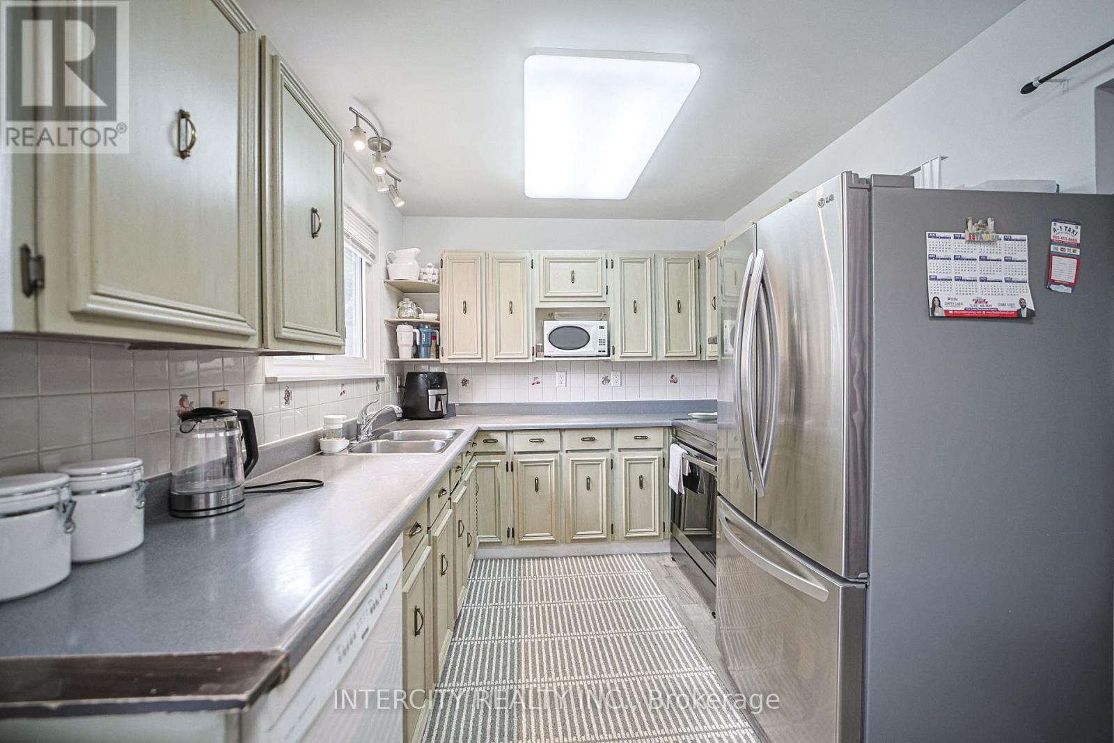 24 Grovetree Place, Brampton, Ontario  L6S 1S8 - Photo 5 - W12348746