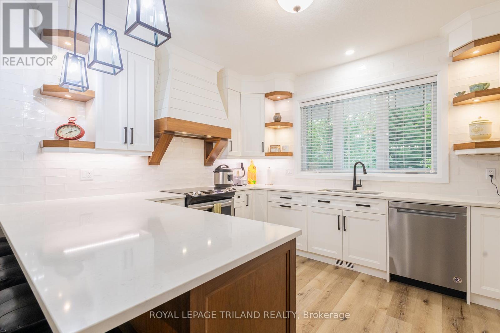10124 Sandalwood Crescent, Lambton Shores, Ontario  N0M 1T0 - Photo 15 - X12348802