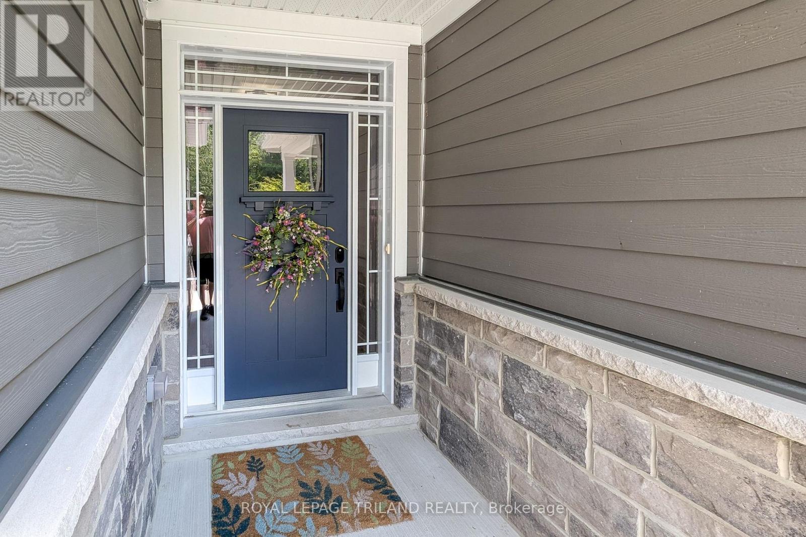 10124 Sandalwood Crescent, Lambton Shores, Ontario  N0M 1T0 - Photo 9 - X12348802