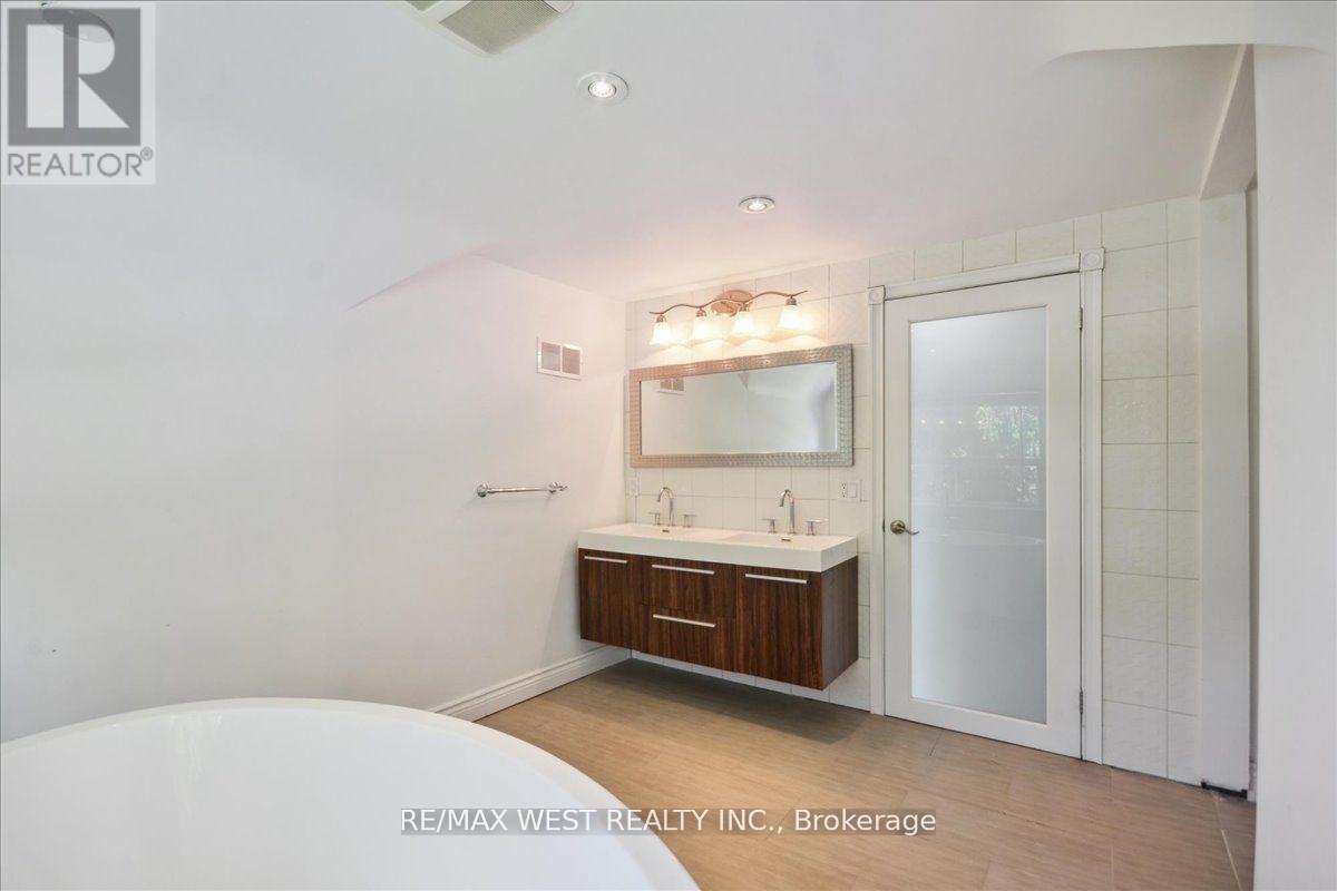 468 Lynd Avenue, Mississauga (Mineola), Ontario  L5G 2L6 - Photo 11 - W12348817