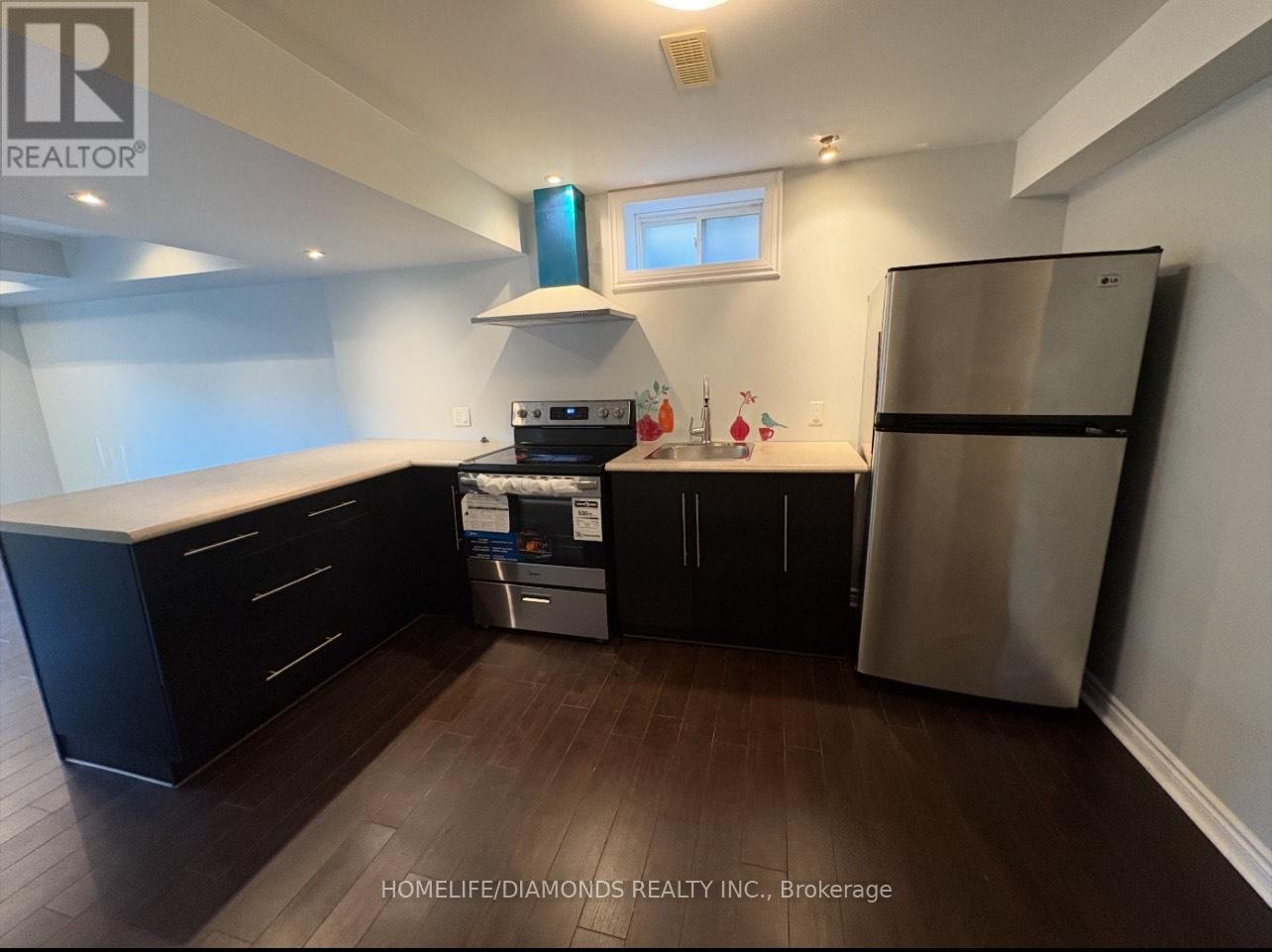 Bsmt - 40 Bell Avenue, Grimsby, Ontario  L3M 5S9 - Photo 2 - X12348864