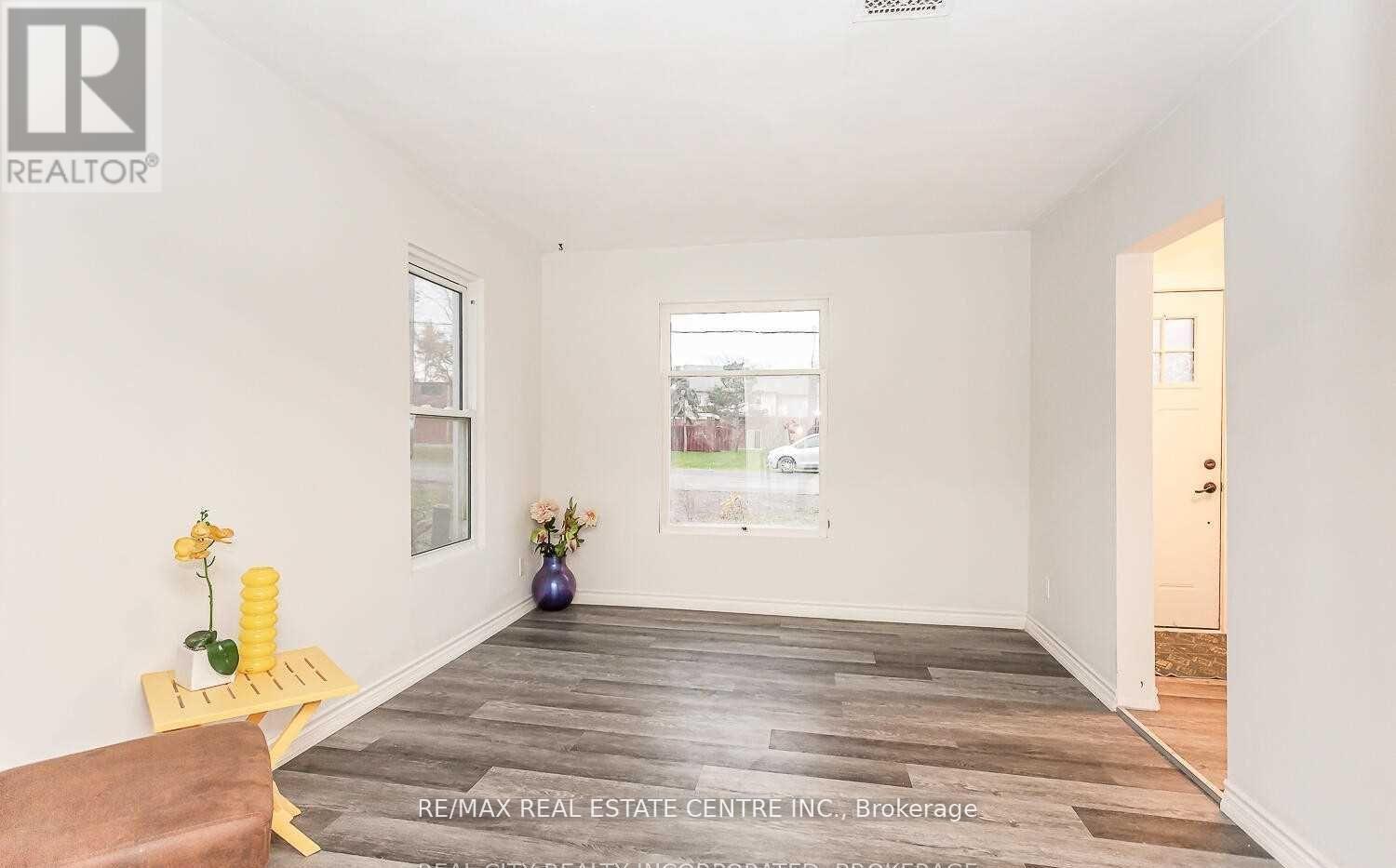 18 Forks Road E, Welland (Dain City), Ontario  L3B 5K1 - Photo 4 - X12348949