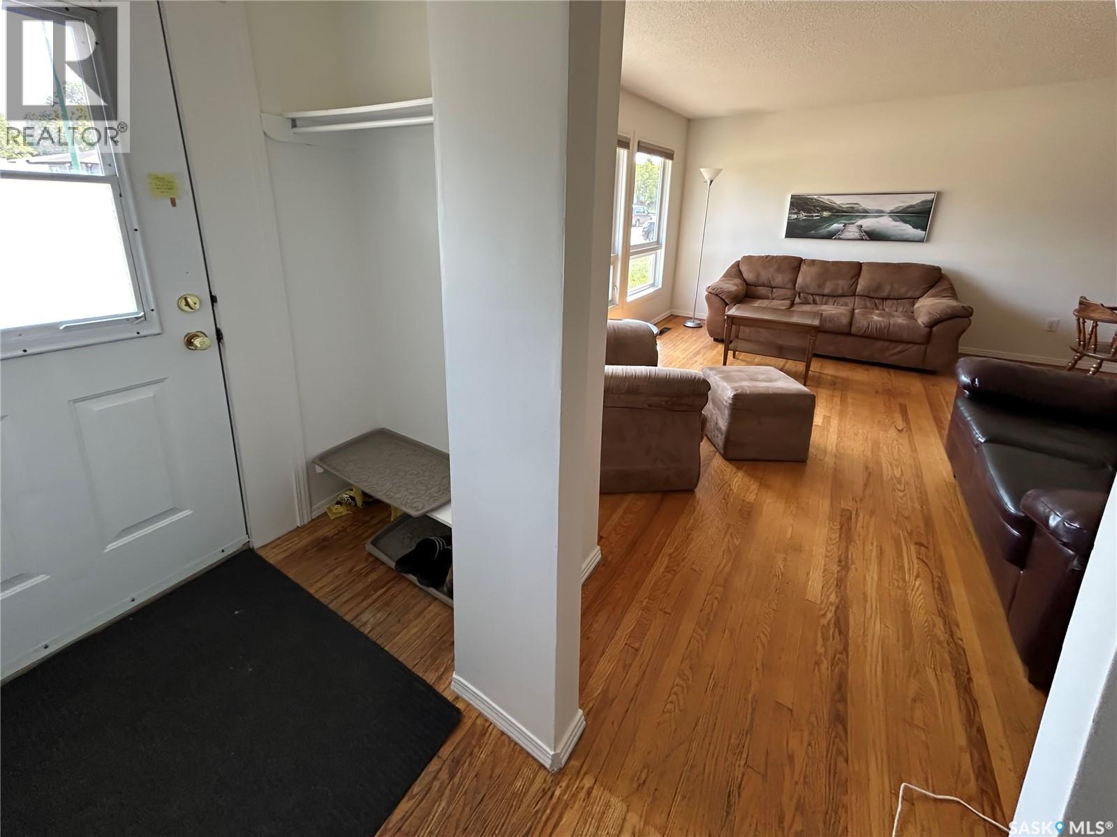 Property at 736 Saskatchewan STREET W image 2