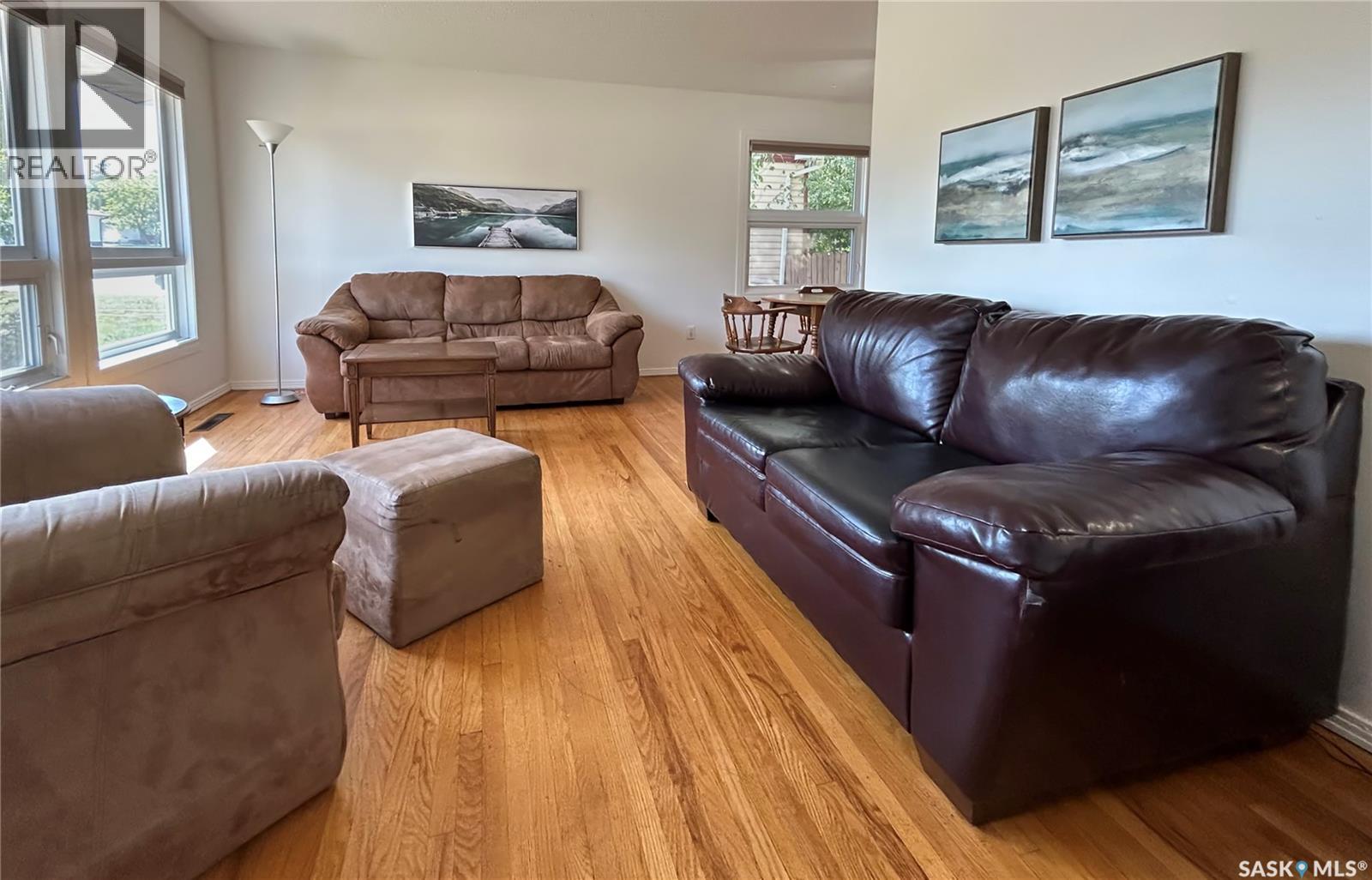 Property at 736 Saskatchewan STREET W image 3