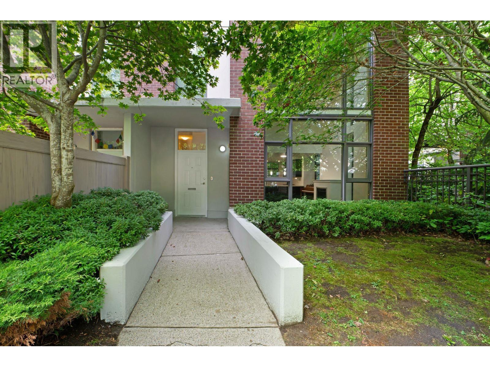 7061 17th Avenue, Burnaby, British Columbia  V3N 1K6 - Photo 2 - R3037382