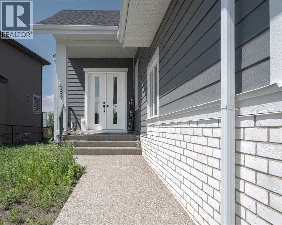 Property at 689 Muirfield Crescent image 2