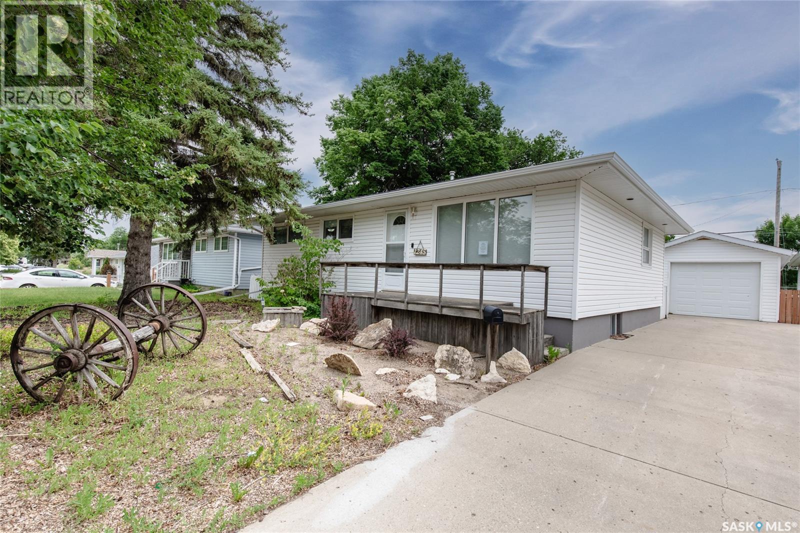Property at 1245 GRACE STREET image 2