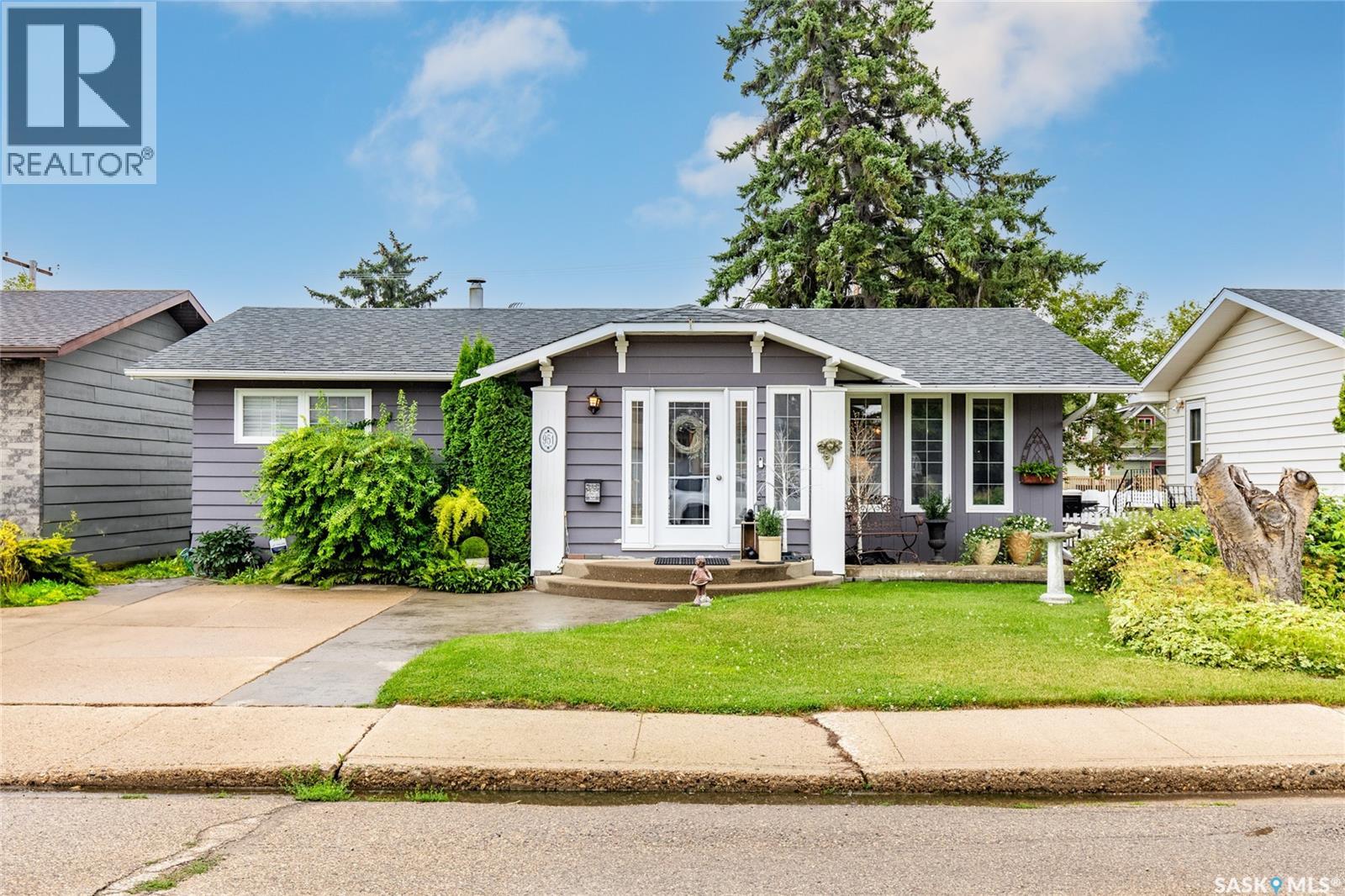 Property at 951 ALBERT STREET image 2