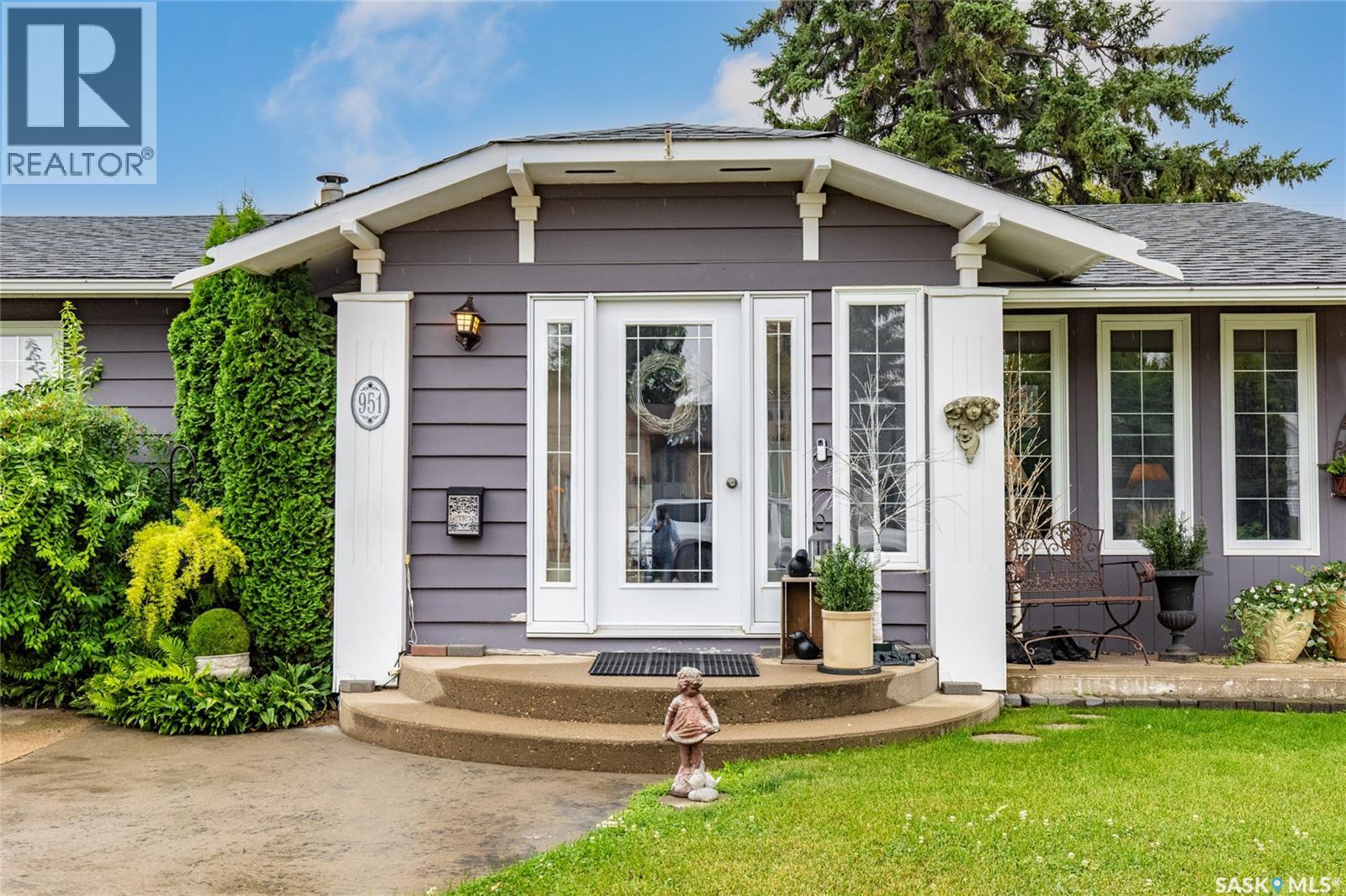 Property at 951 ALBERT STREET image 3