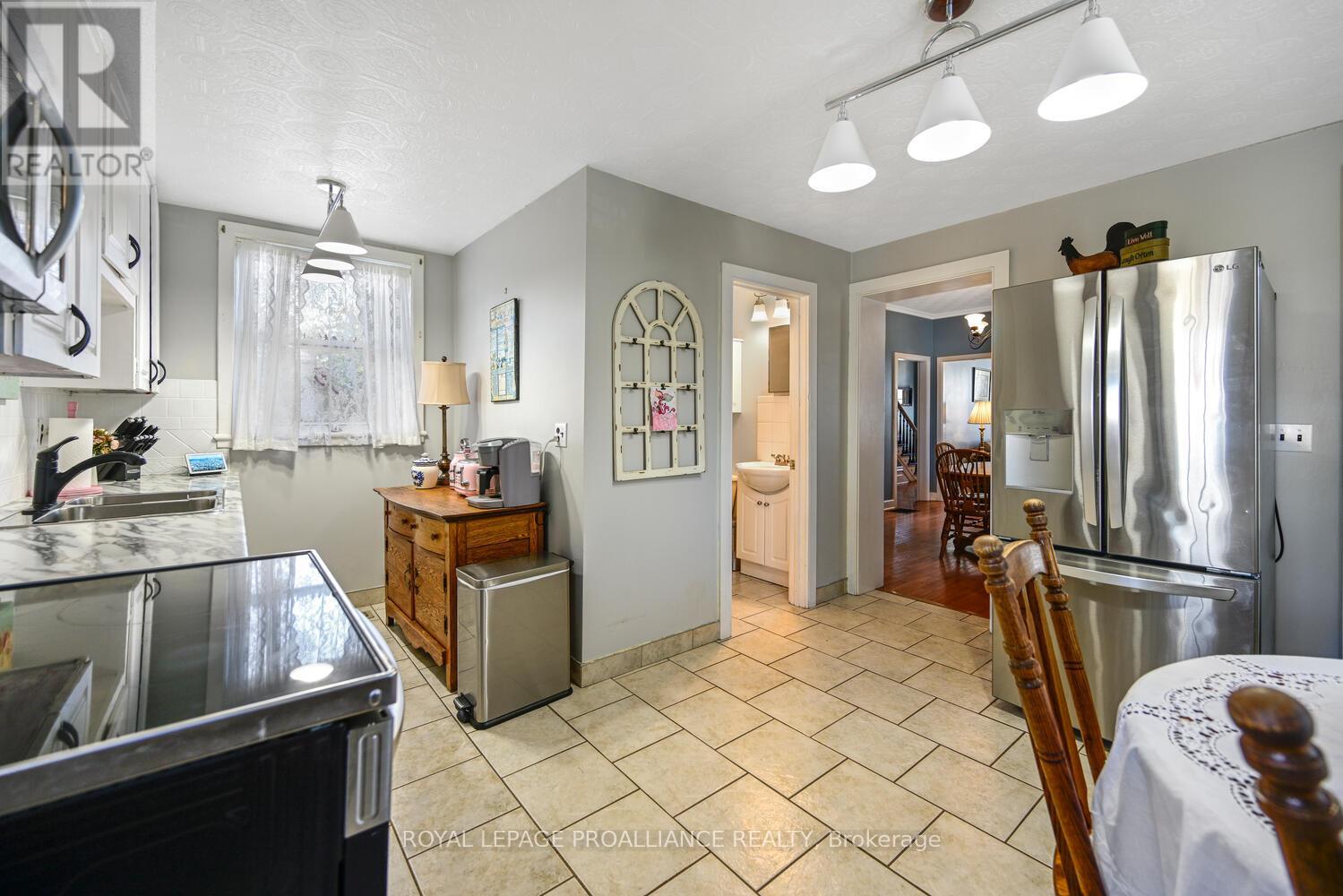 394 Park Street E, Prescott, Ontario  K0E 1T0 - Photo 11 - X12349077