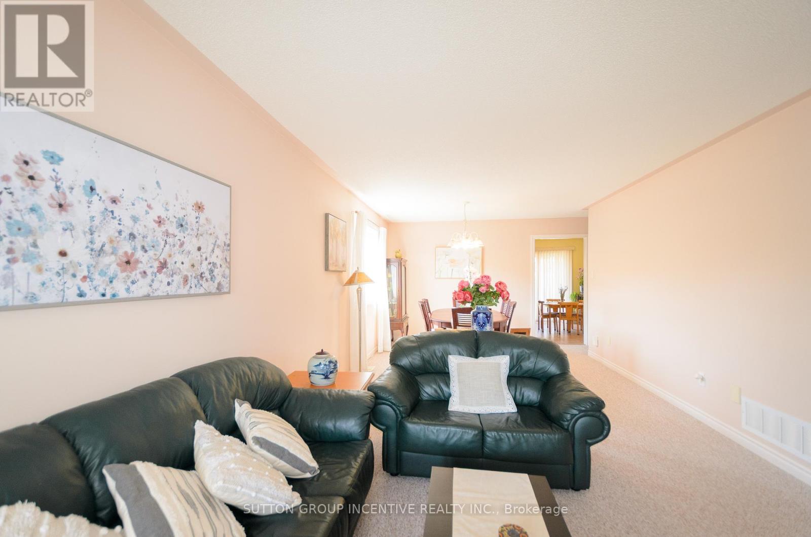 6 Brown Wood Drive, Barrie, Ontario  L4M 6N4 - Photo 4 - S12349136