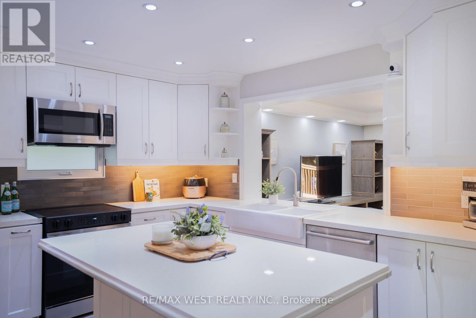 Property at 4 ELMVIEW COURT image 2