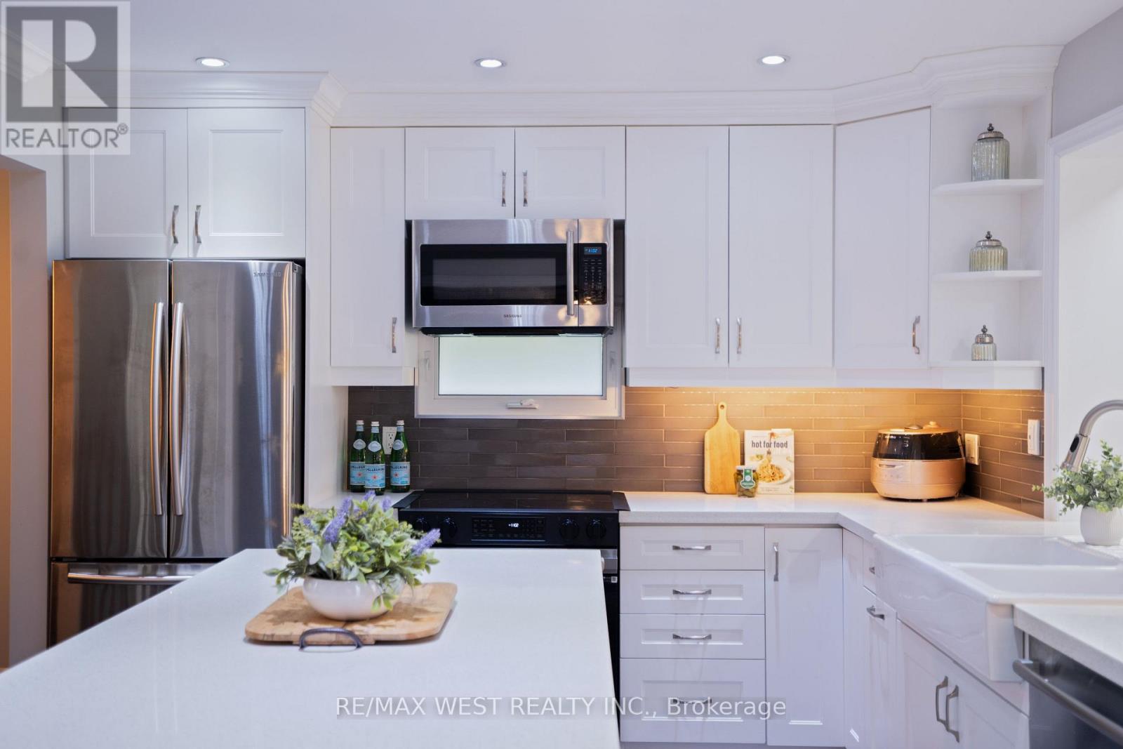 Property at 4 ELMVIEW COURT image 3