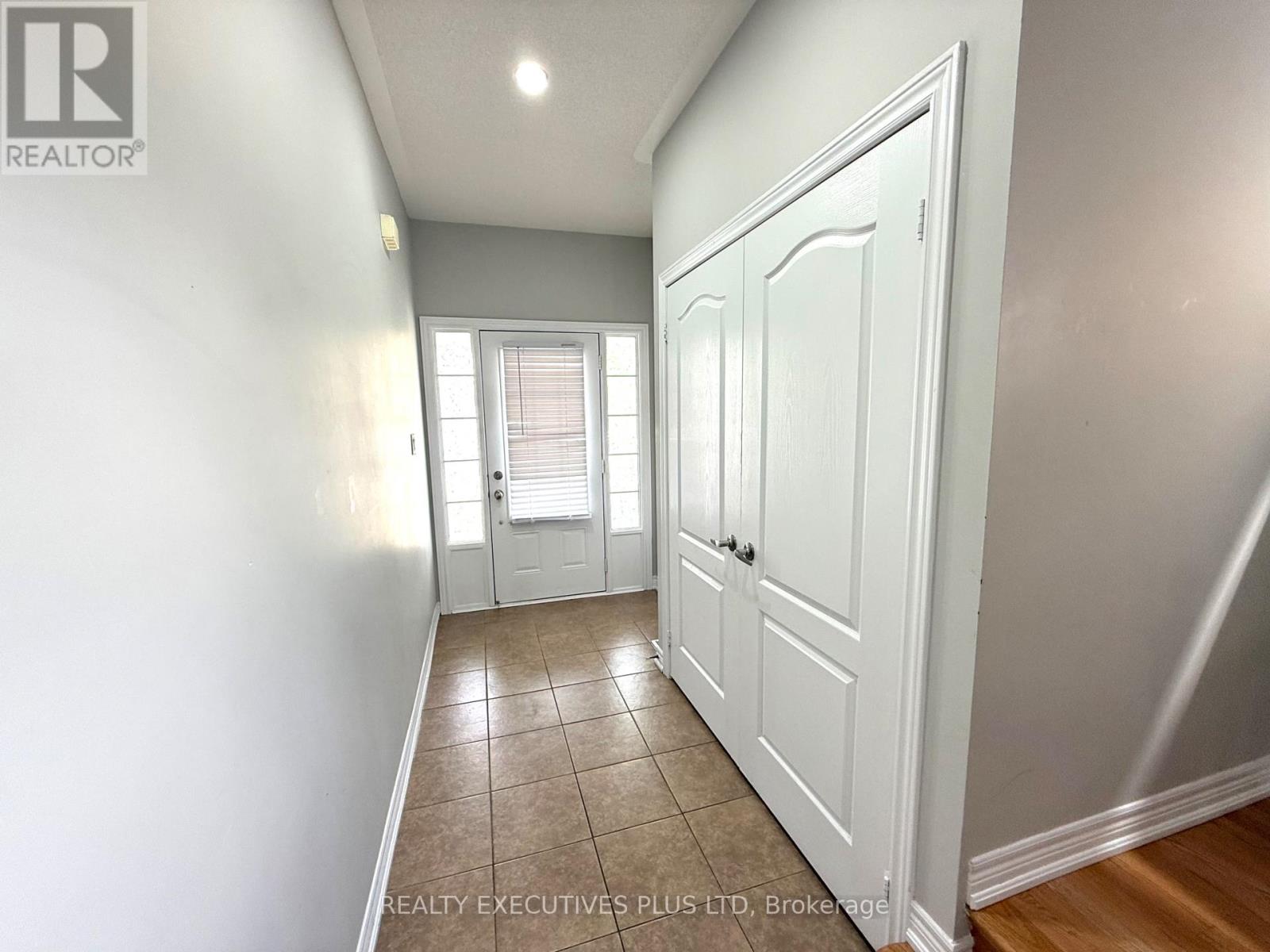 Upper - 88 Banbridge Crescent, Brampton, Ontario  L6X 5M1 - Photo 3 - W12349273