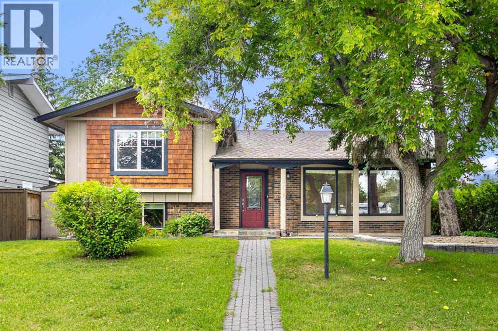 Property at 219 Lake Rosen Crescent SE image 1