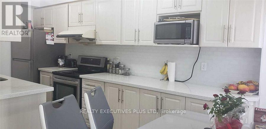 55 Ravenscliffe Court, Brampton, Ontario  L6X 4N9 - Photo 6 - W12349304