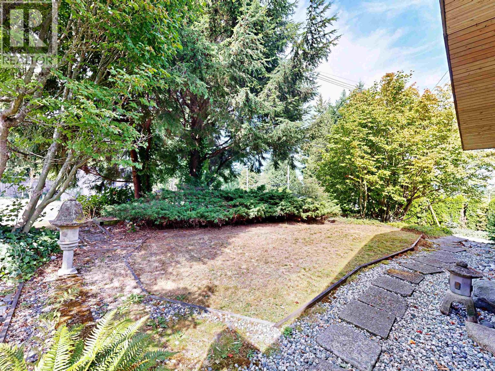 Property at 4924 8A AVENUE image 3