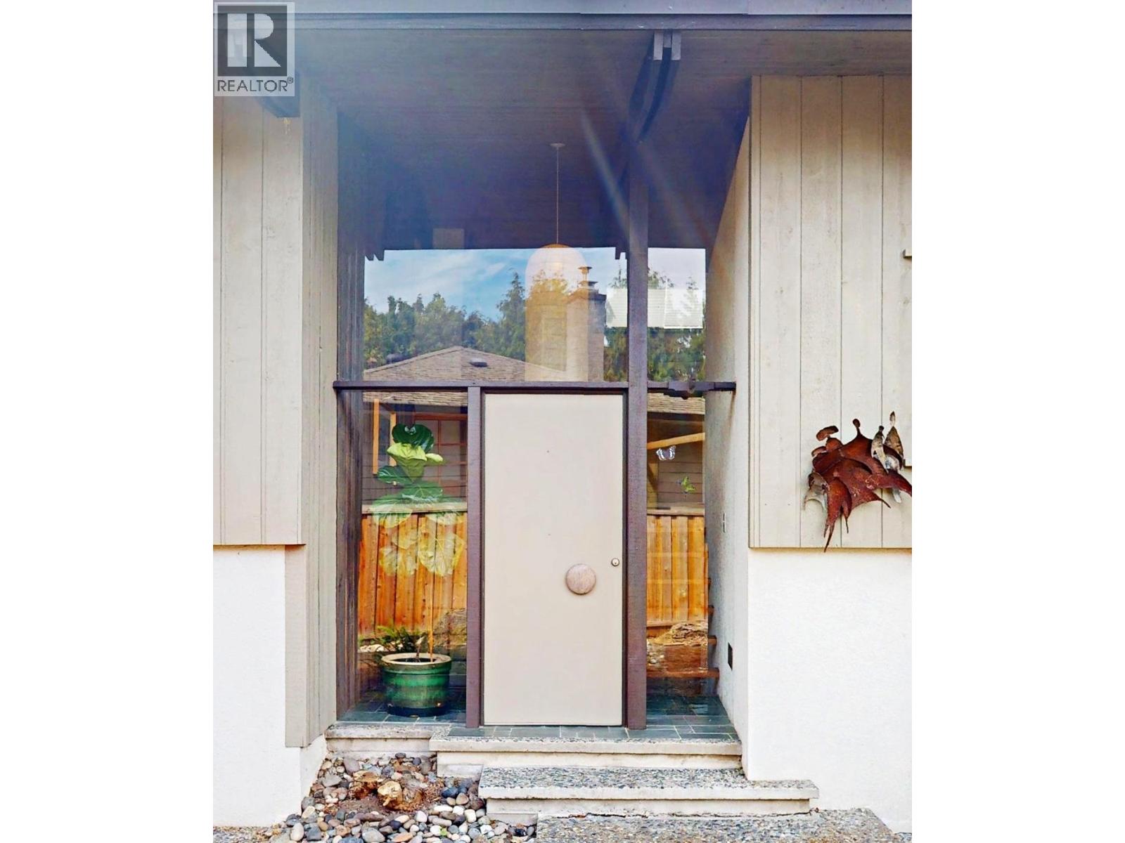 Property at 4924 8A AVENUE image 4