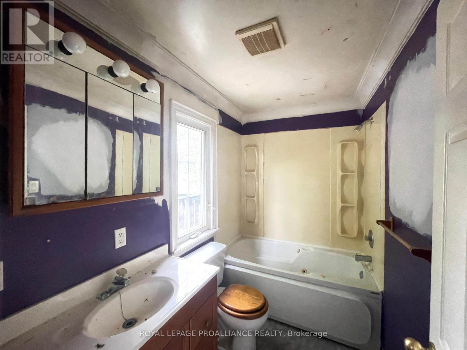 440 Bellevue Street, Peterborough North (South), Ontario  K9H 5G6 - Photo 18 - X12347657