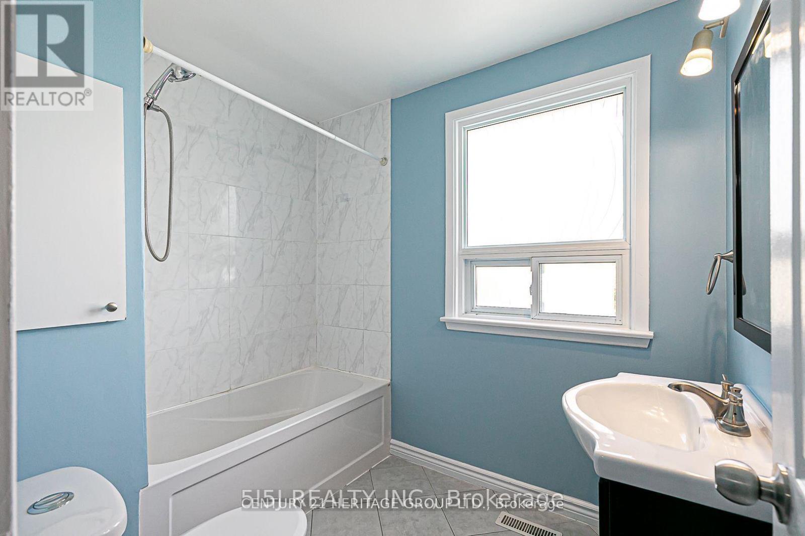 694 Beman Drive, Newmarket, Ontario L3Y 4Z2 - Photo 10 - N12349394