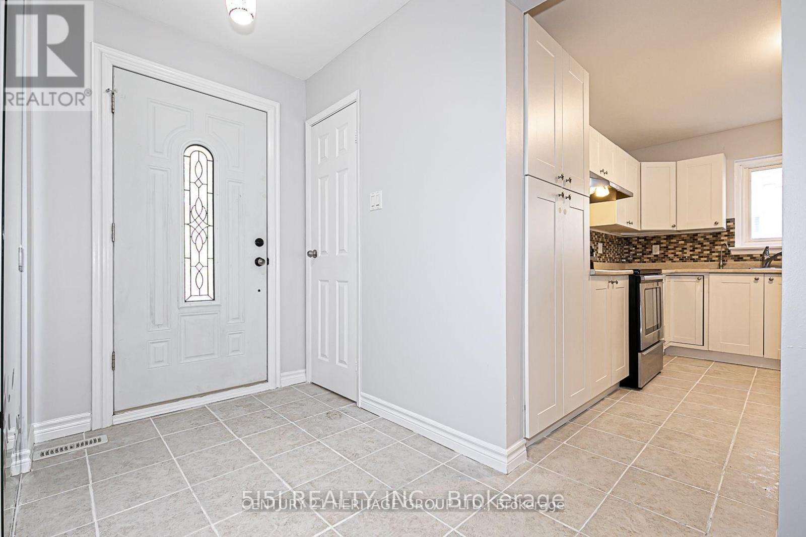 694 Beman Drive, Newmarket, Ontario L3Y 4Z2 - Photo 2 - N12349394