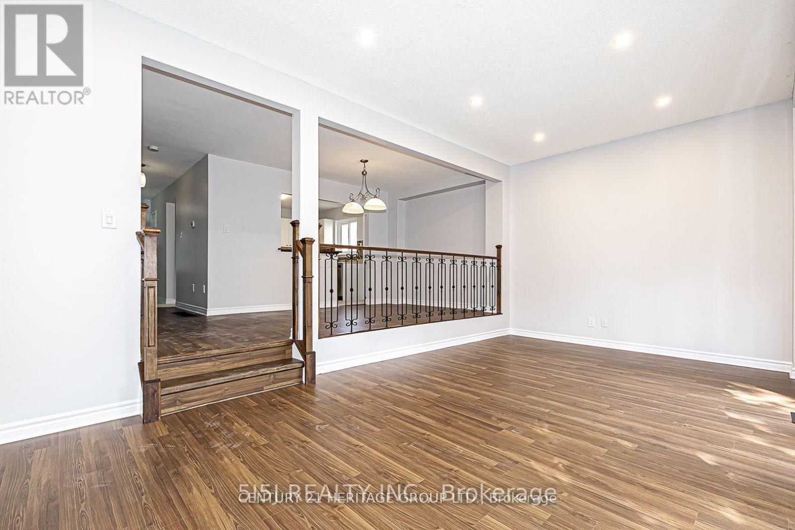 694 Beman Drive, Newmarket, Ontario L3Y 4Z2 - Photo 3 - N12349394