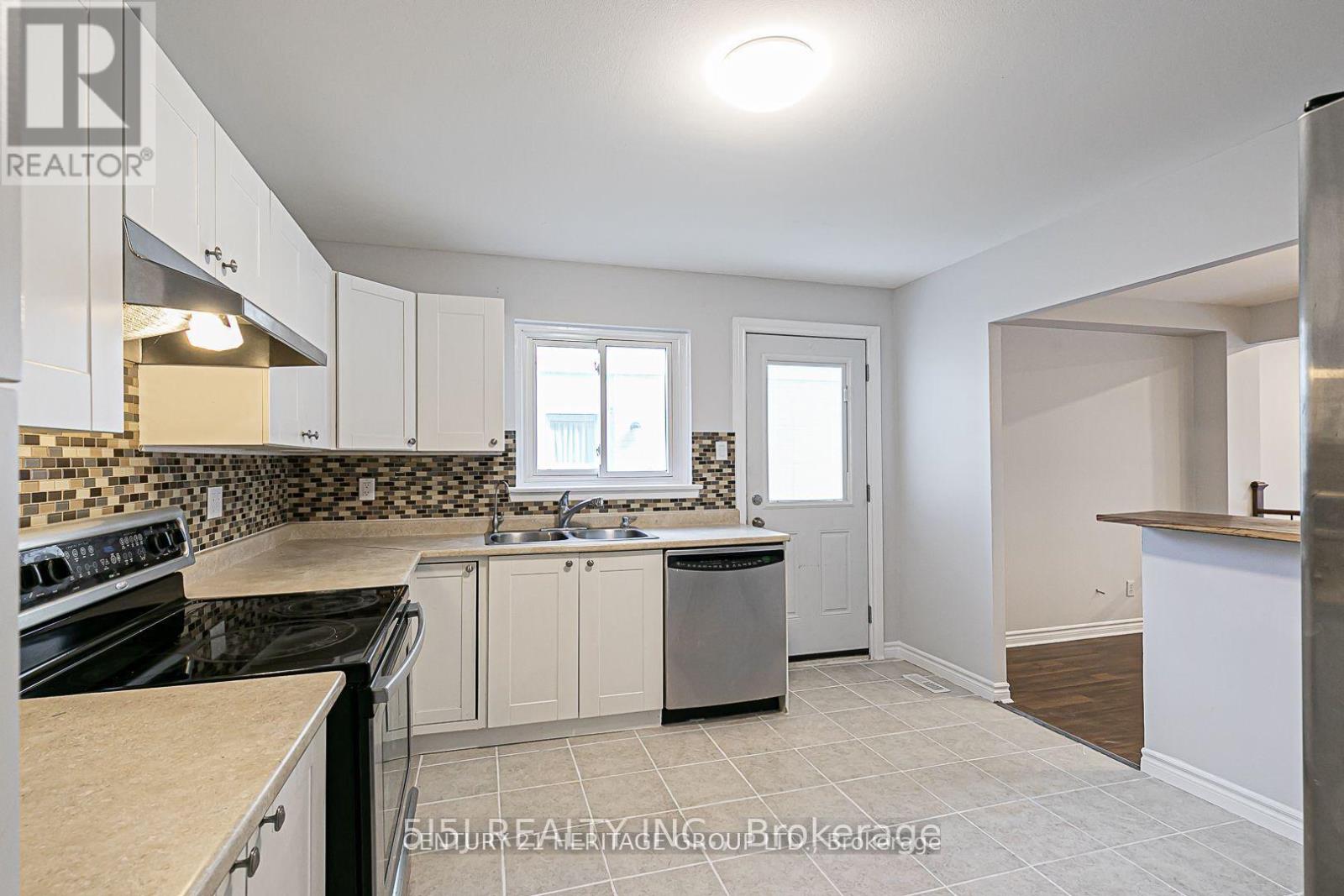 694 Beman Drive, Newmarket, Ontario L3Y 4Z2 - Photo 9 - N12349394