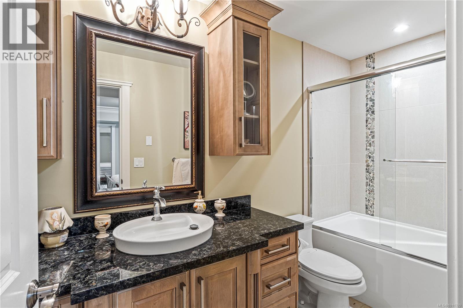 Property at 4576 Laguna Way image 3