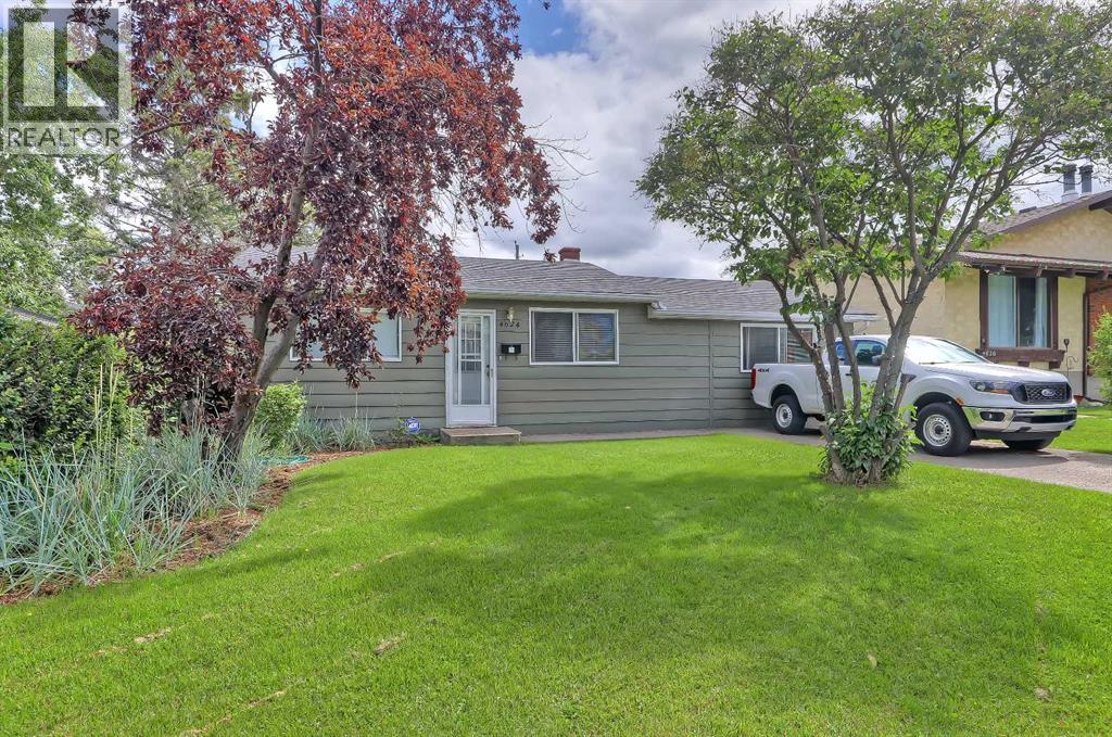 Property at 4624 80 Street NW image 2