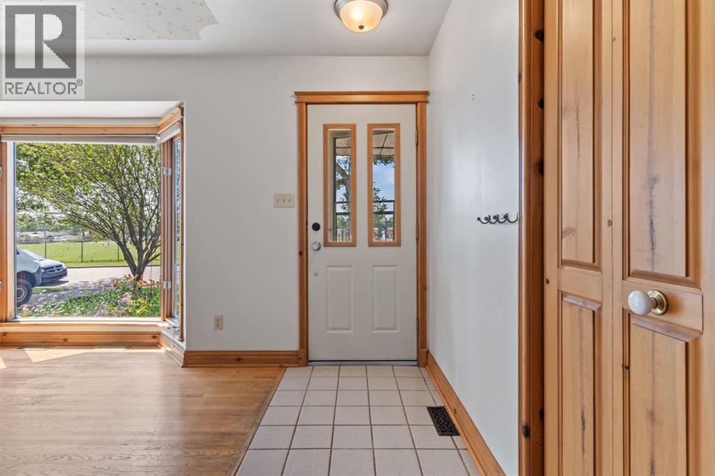 Property at 716 44 Avenue NW image 3