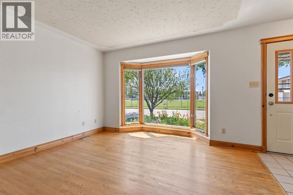 Property at 716 44 Avenue NW image 4