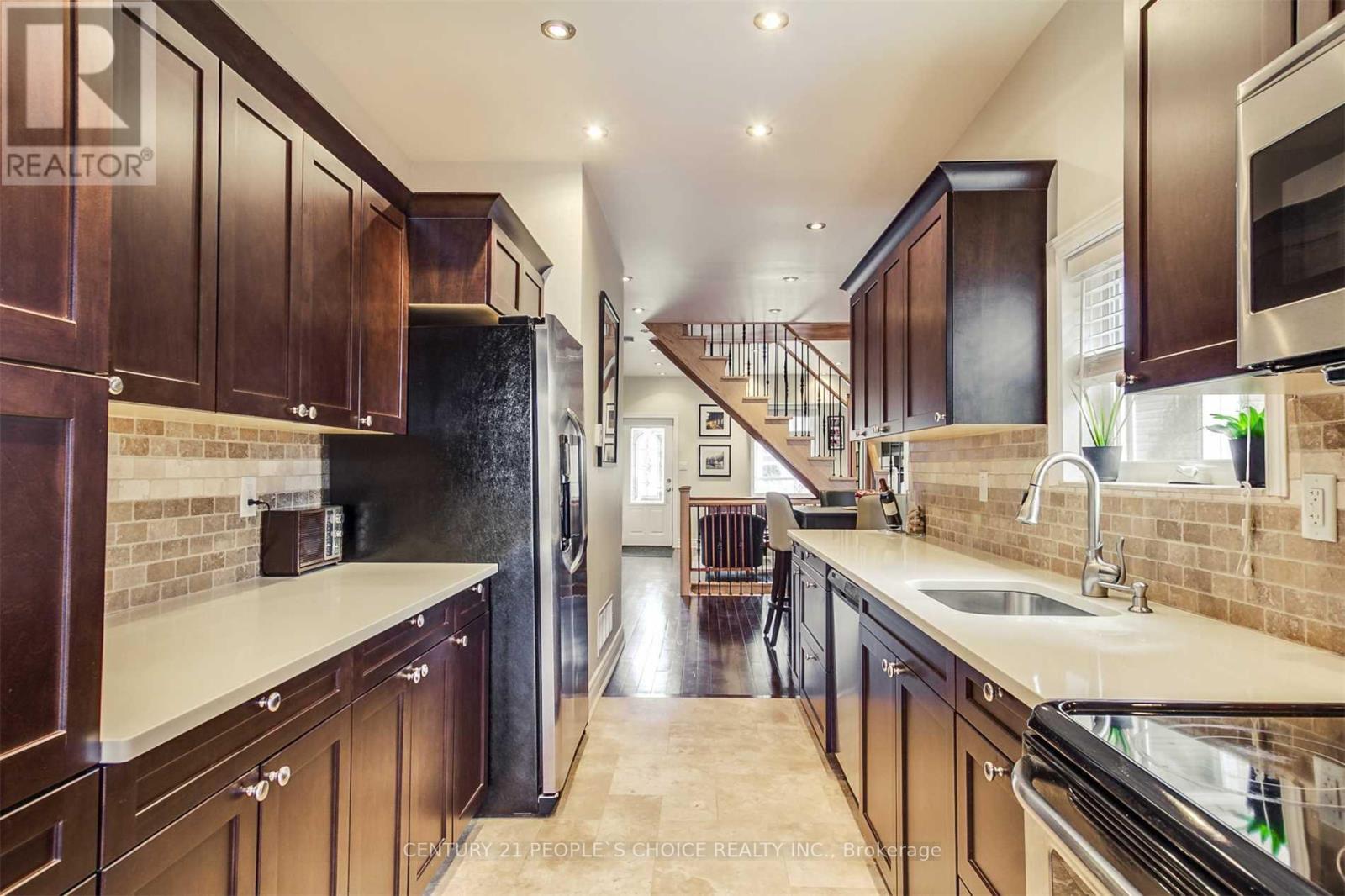 Property at 552 MAIN STREET image 2