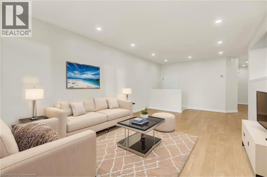 Property at 62 FOXGLOVE Crescent image 3