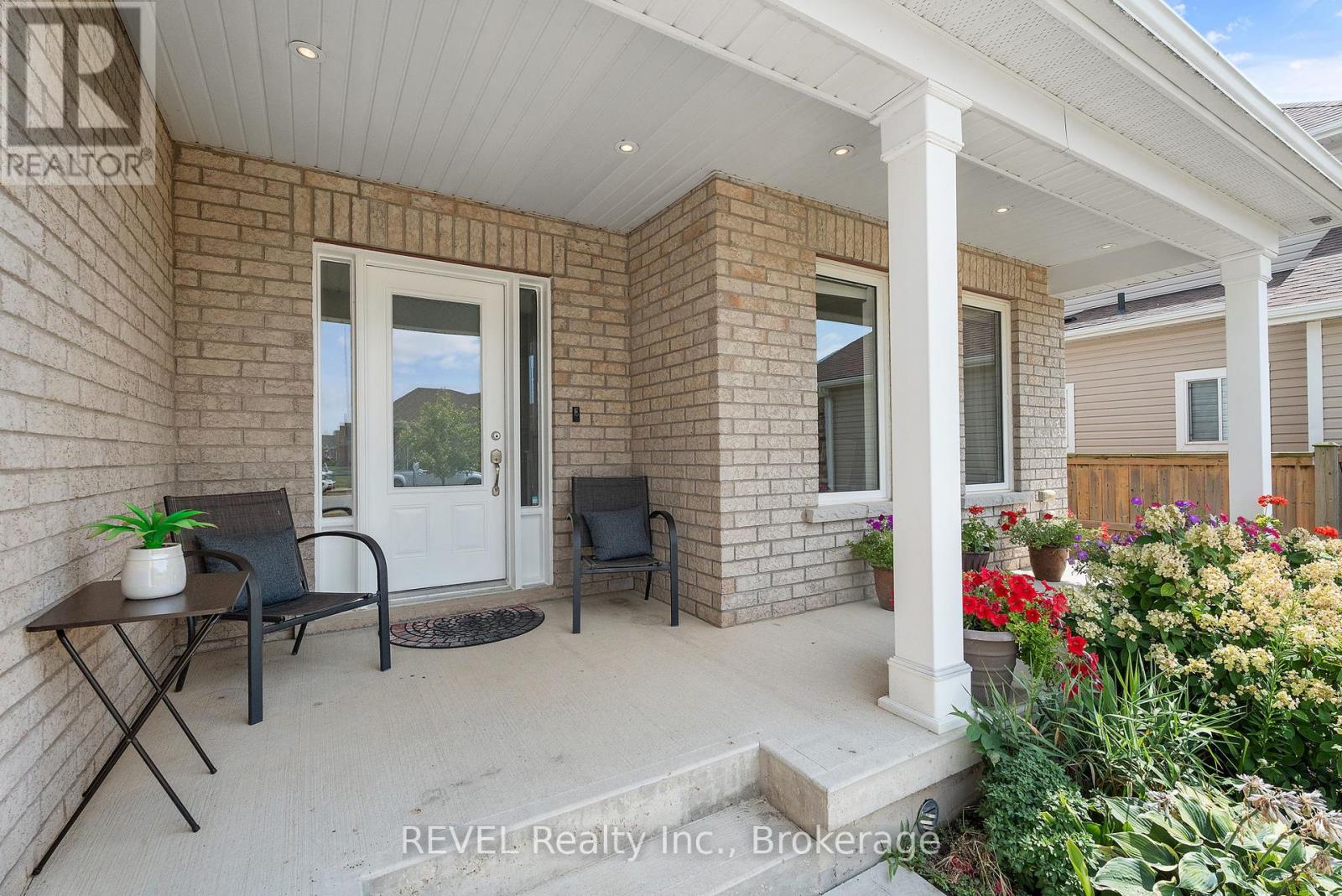 1018 Kerby Street, Fort Erie, Ontario  L2A 0B9 - Photo 2 - X12349524