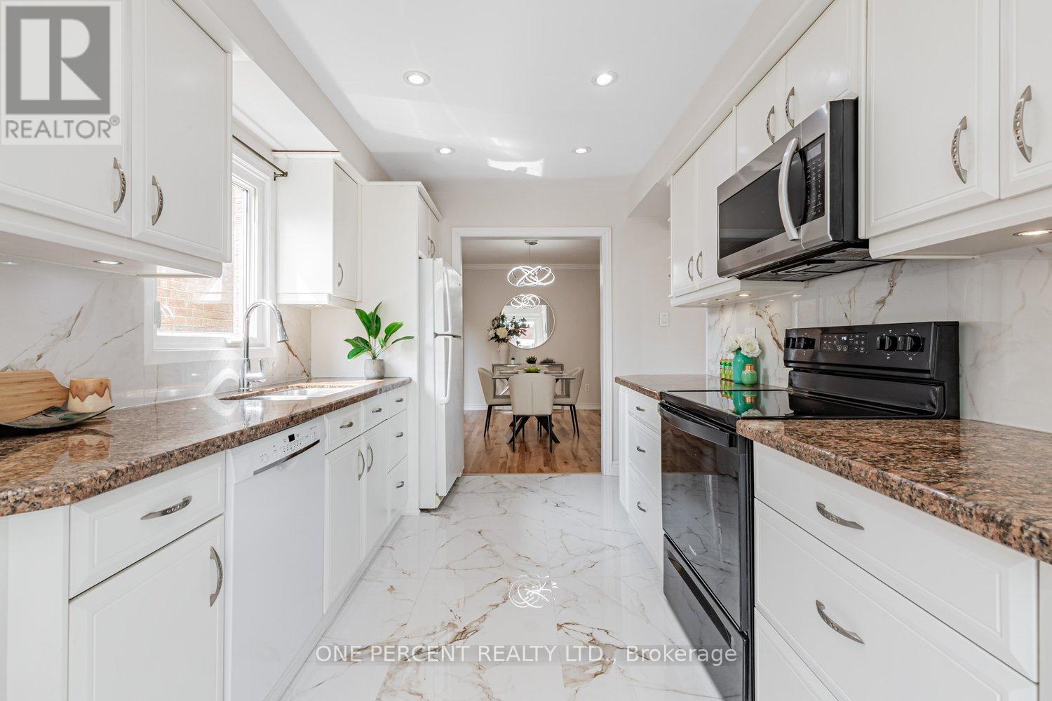 37 Lansbury Court, Vaughan, Ontario  L4J 5K1 - Photo 15 - N12349507