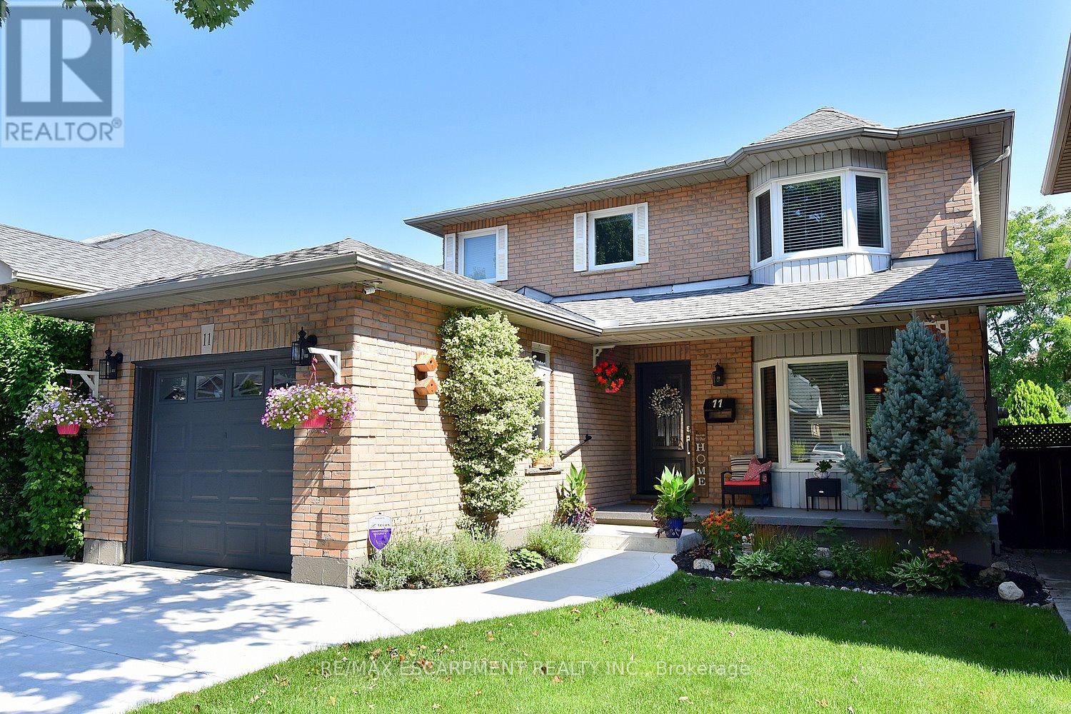 11 Jacqueline Boulevard, Hamilton, Ontario  L9B 2R1 - Photo 2 - X12349534