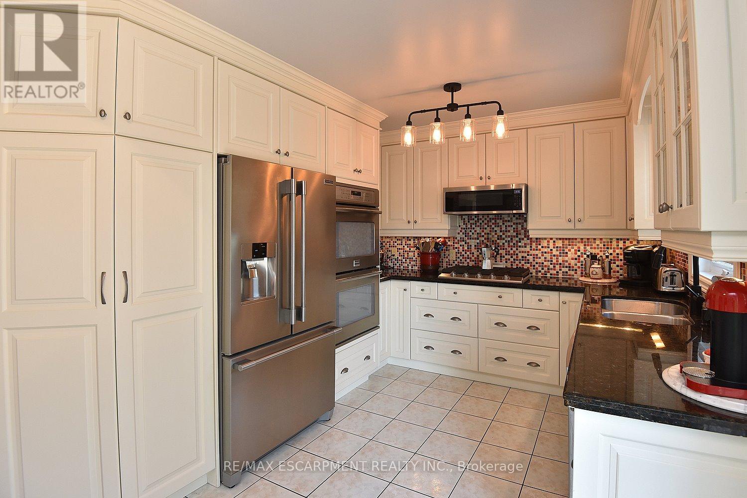 11 Jacqueline Boulevard, Hamilton, Ontario  L9B 2R1 - Photo 15 - X12349534