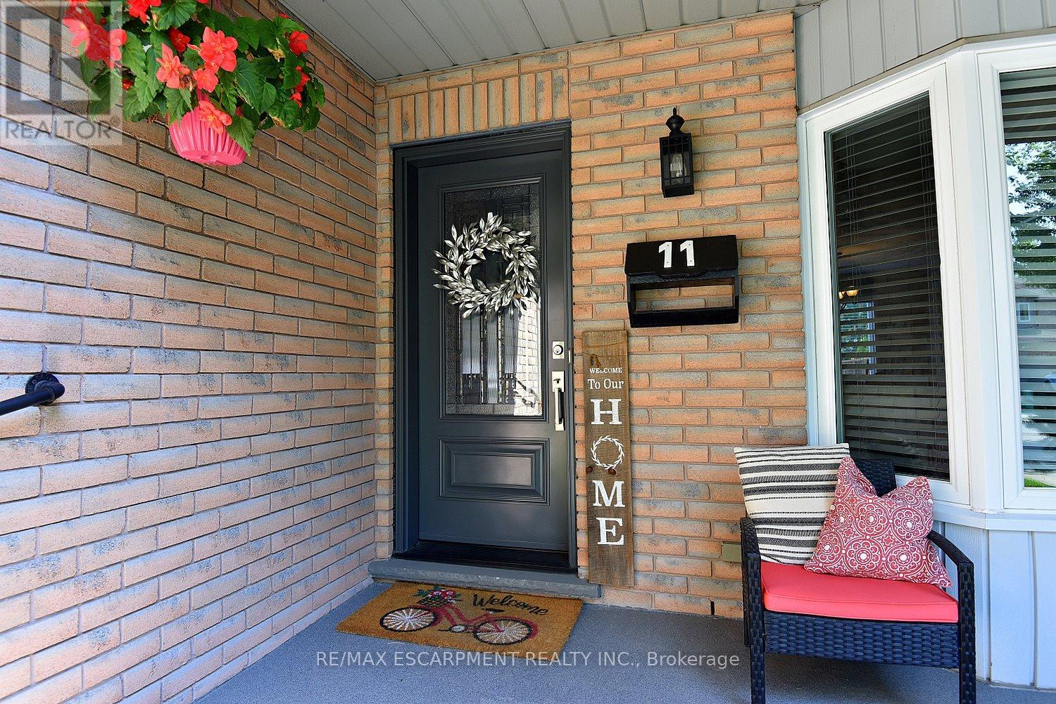 11 Jacqueline Boulevard, Hamilton, Ontario  L9B 2R1 - Photo 5 - X12349534