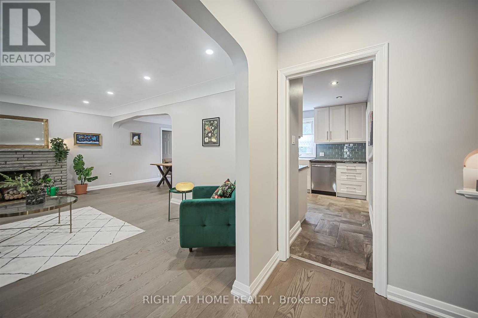 388 Lark Avenue, Burlington, Ontario  L7T 2T2 - Photo 7 - W12349583