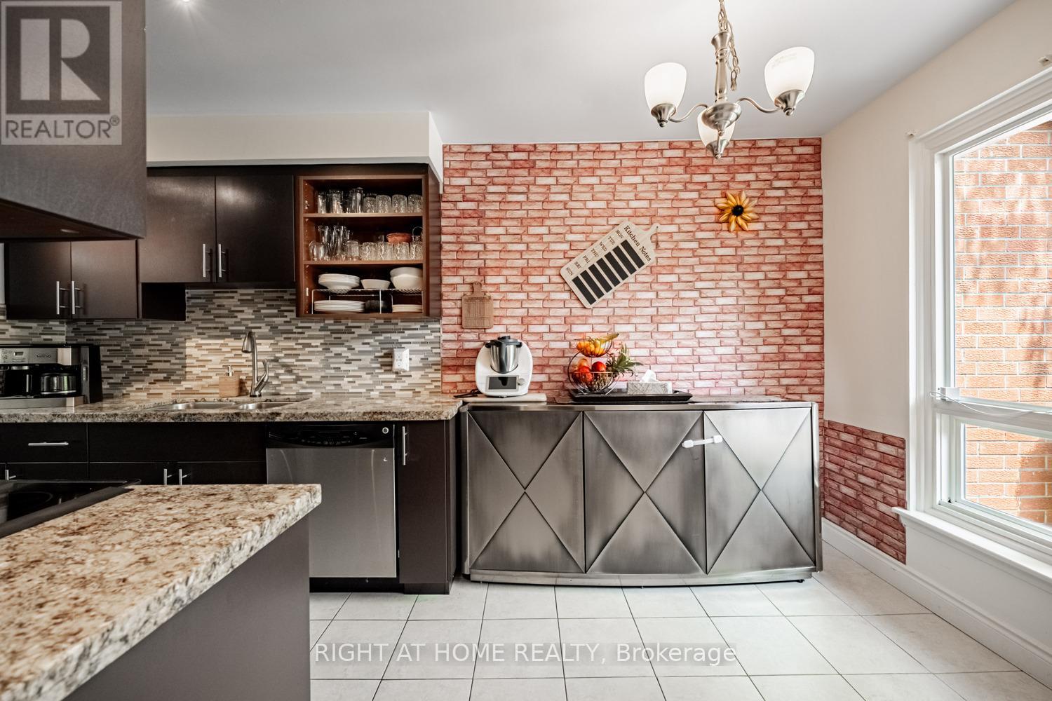 19 - 345 Meadows Boulevard W, Mississauga, Ontario L4Z 1G5 - Photo 7 - W12349605