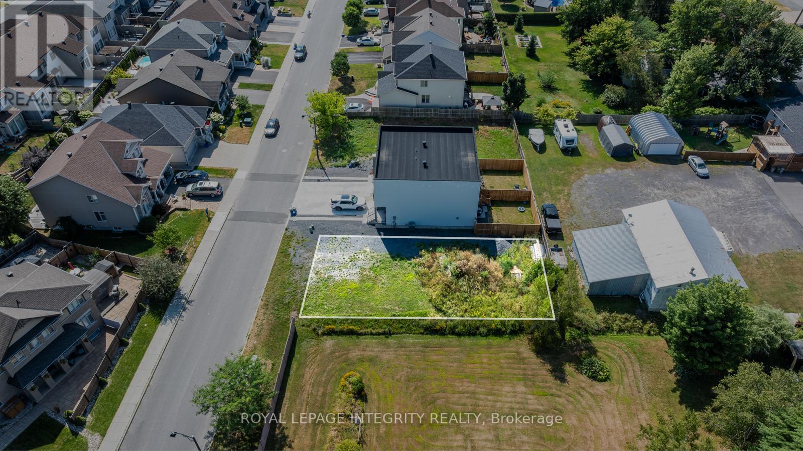 877b Contour Street, Ottawa, Ontario  K1W 1G2 - Photo 4 - X12349656