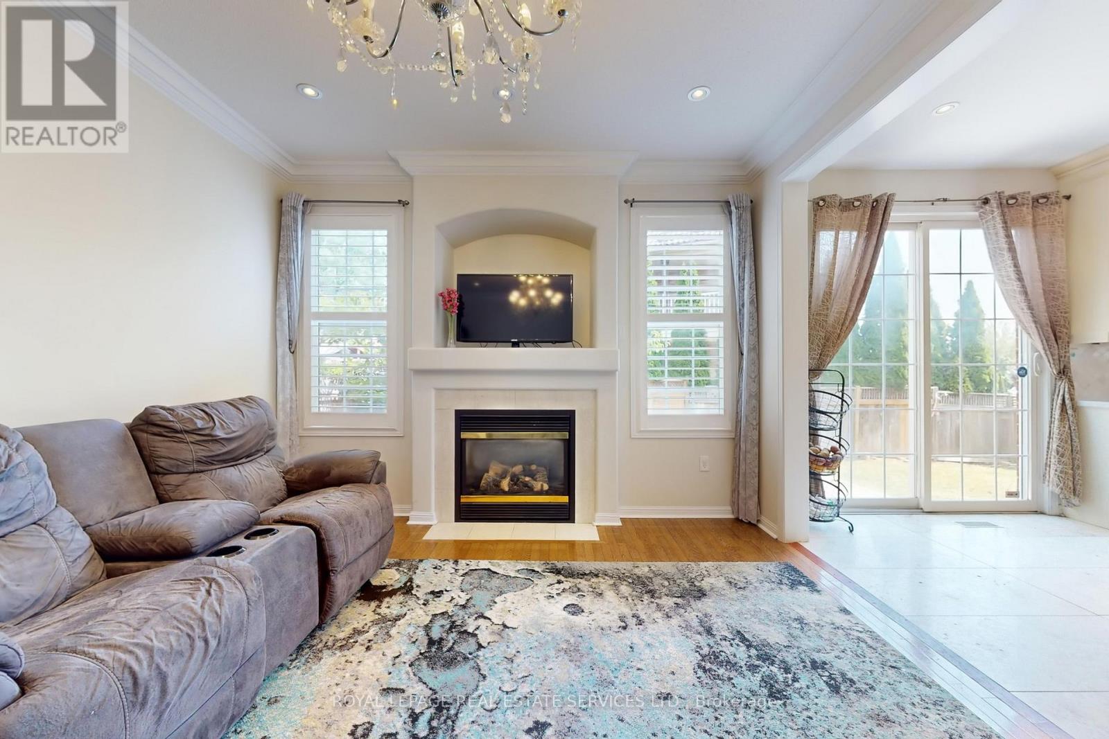 3909 Mayla Drive, Mississauga, Ontario L5M 7Y8 - Photo 10 - W12349616